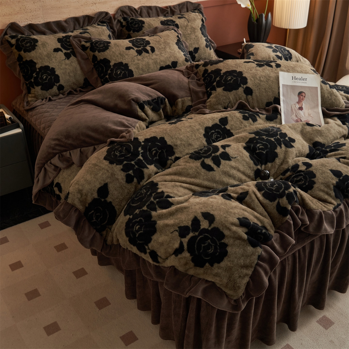 91家纺网 家纺一手货源 找家纺 金鹰 2025新款A类兔毛绒夹棉床裙四件套加厚牛奶绒四件套 爱意玫瑰-卡其