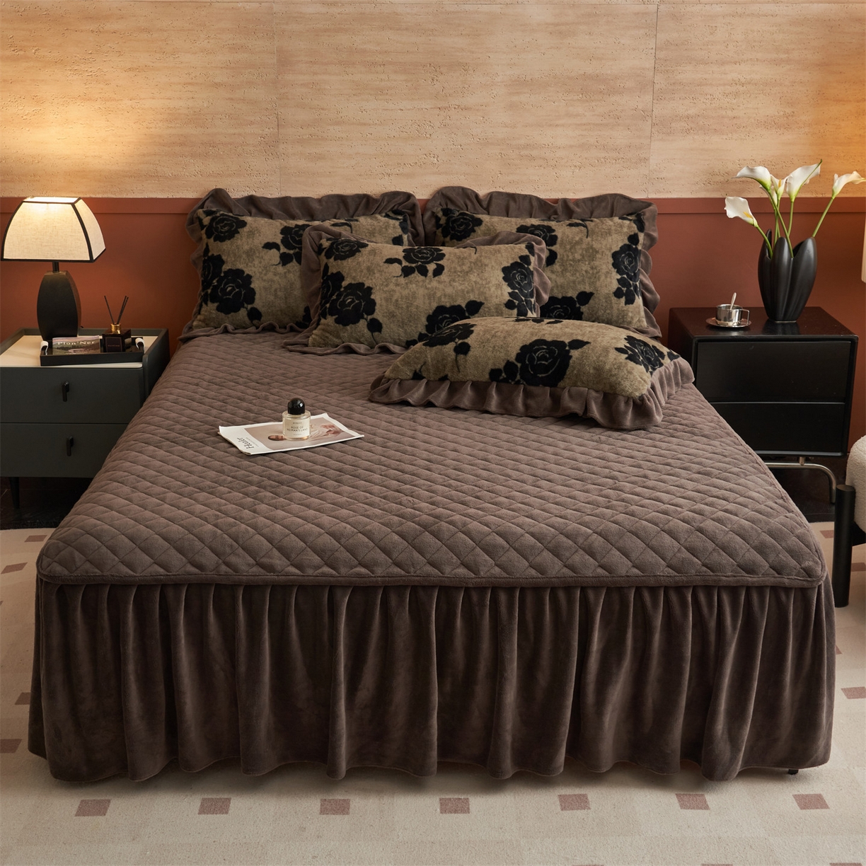 91家纺网 家纺一手货源 找家纺 金鹰 2025新款A类兔毛绒夹棉床裙四件套加厚牛奶绒四件套 爱意玫瑰-卡其