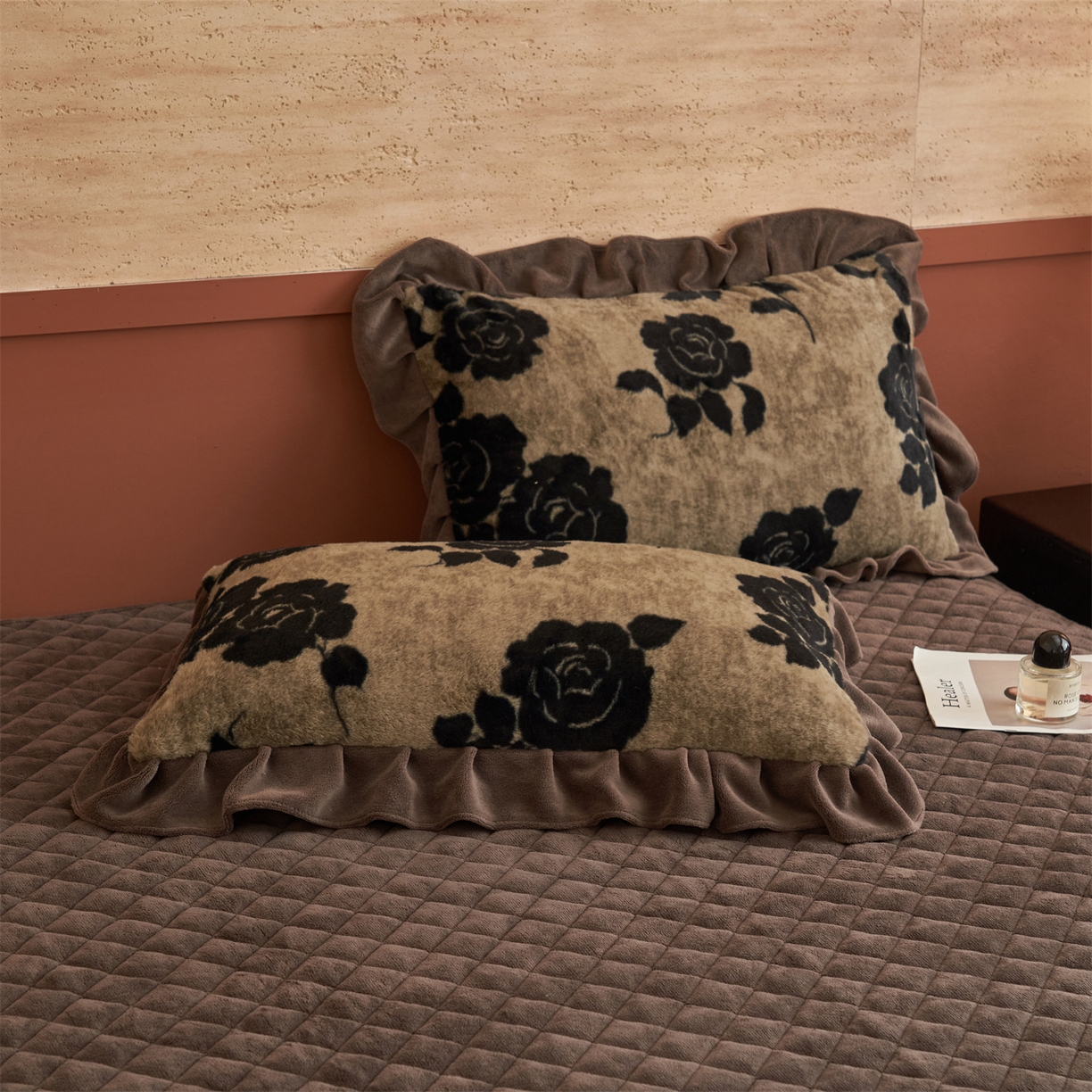 91家纺网 家纺一手货源 找家纺 金鹰 2025新款A类兔毛绒夹棉床裙四件套加厚牛奶绒四件套 爱意玫瑰-卡其