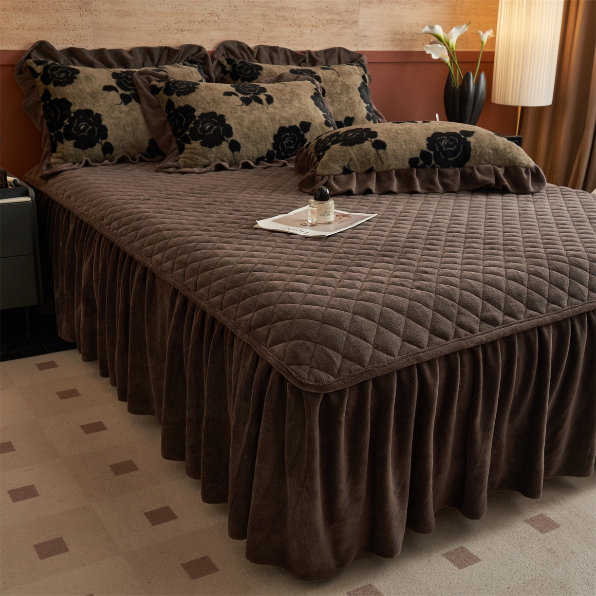 91家纺网 家纺一手货源 找家纺 金鹰 2025新款A类兔毛绒夹棉床裙四件套加厚牛奶绒四件套 爱意玫瑰-卡其