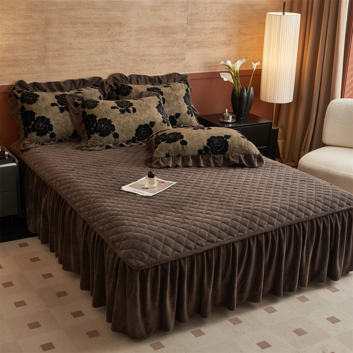 91家纺网 家纺一手货源 找家纺 金鹰 2025新款A类兔毛绒夹棉床裙四件套加厚牛奶绒四件套 爱意玫瑰-卡其