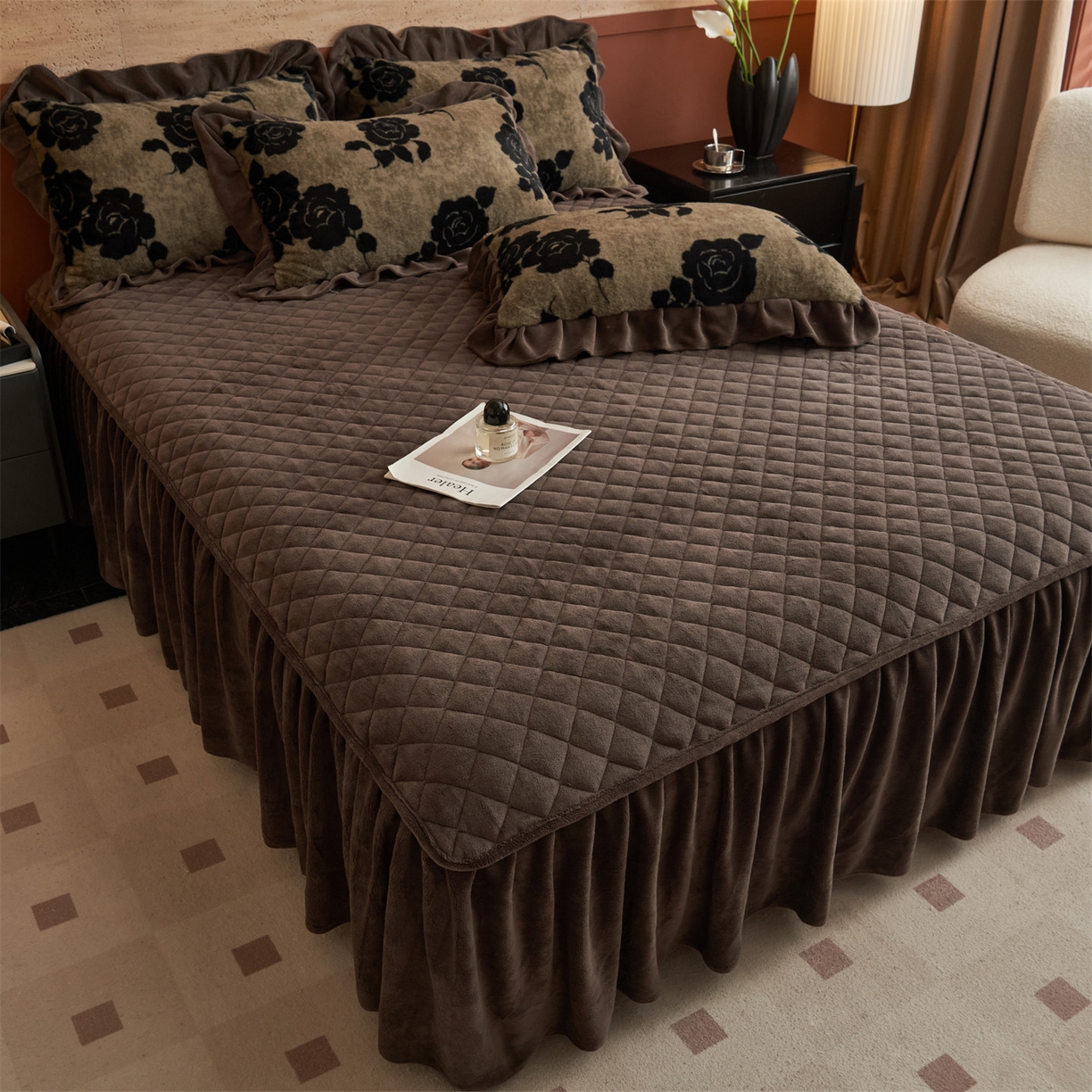 91家纺网 家纺一手货源 找家纺 金鹰 2025新款A类兔毛绒夹棉床裙四件套加厚牛奶绒四件套 爱意玫瑰-卡其