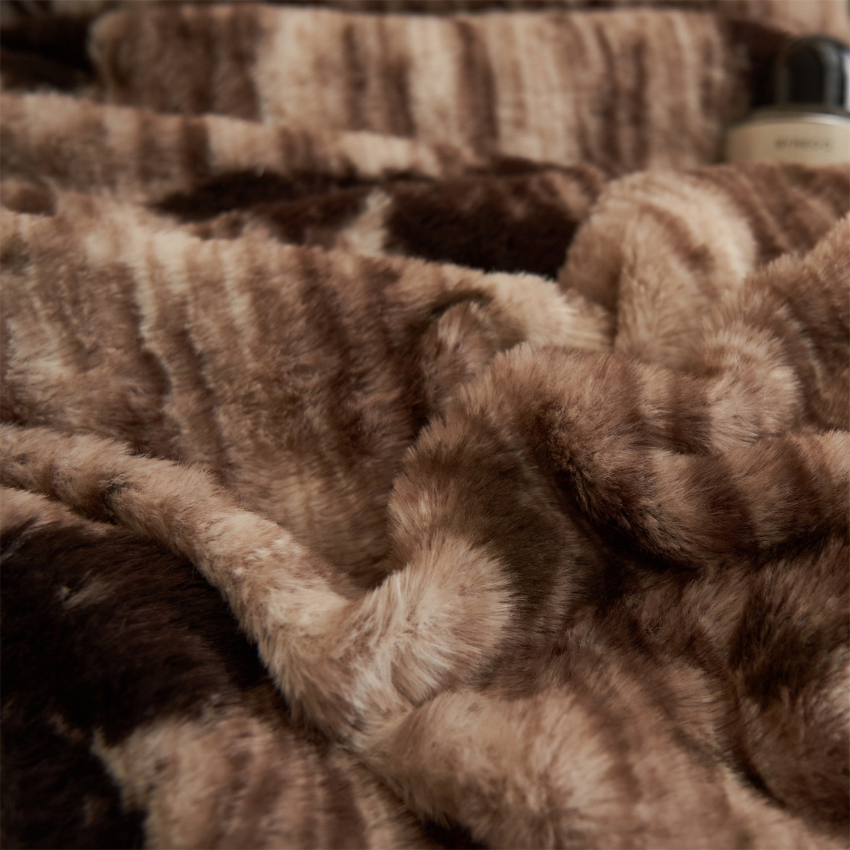 91家纺网 家纺一手货源 找家纺 金鹰 2025新款A类兔毛绒夹棉床裙四件套加厚牛奶绒四件套 蝴蝶