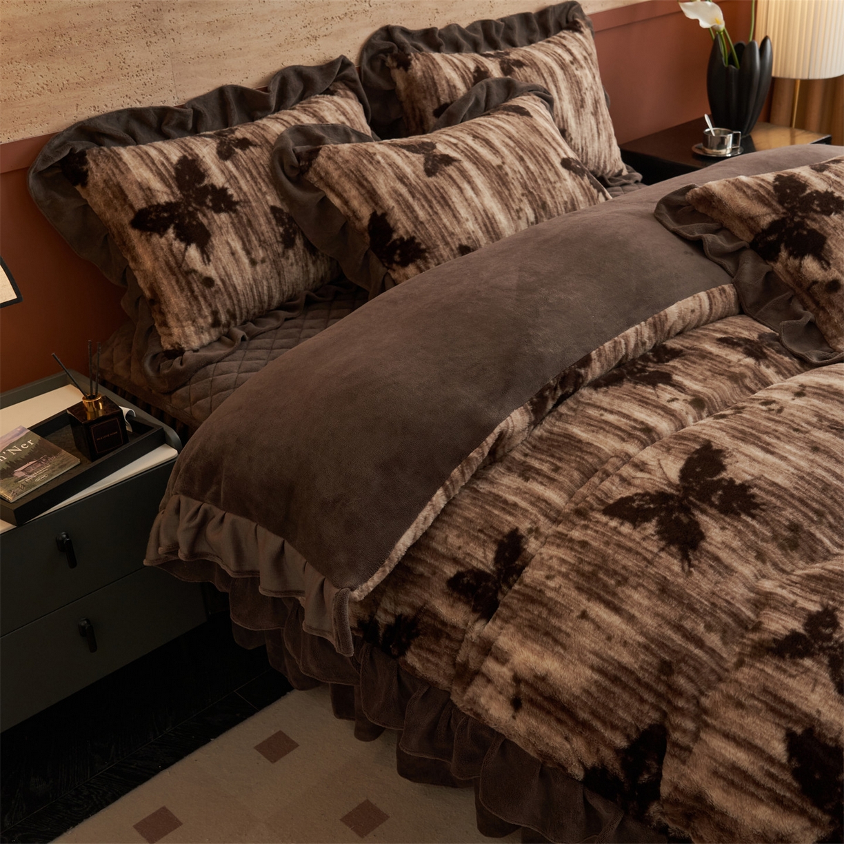 91家纺网 家纺一手货源 找家纺 金鹰 2025新款A类兔毛绒夹棉床裙四件套加厚牛奶绒四件套 蝴蝶