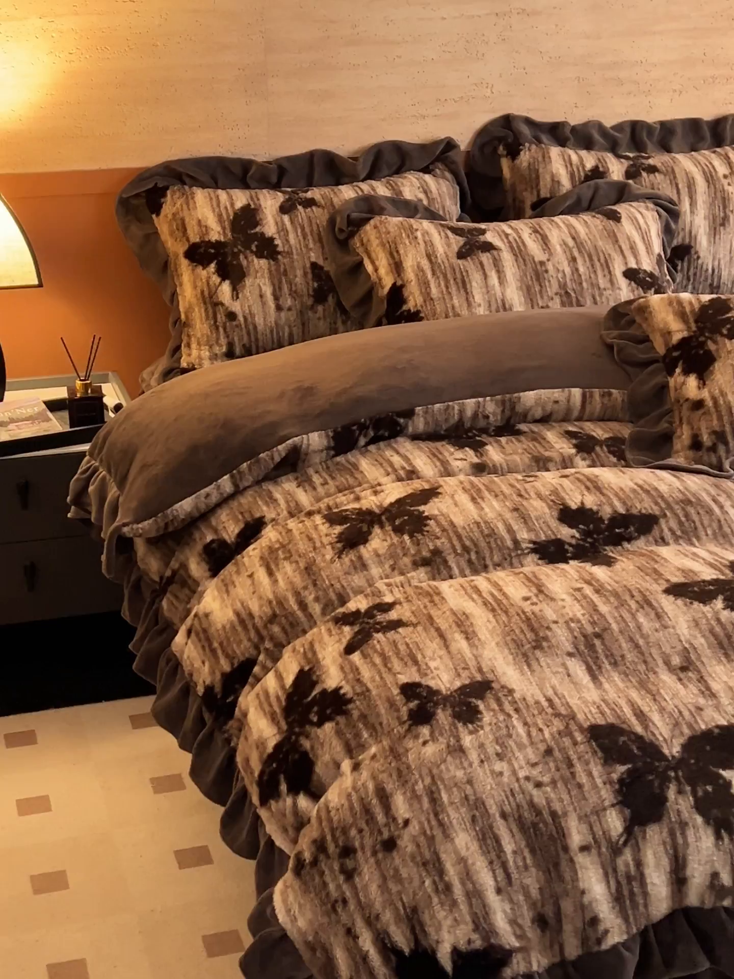 91家纺网 家纺一手货源 找家纺 金鹰 2025新款A类兔毛绒夹棉床裙四件套加厚牛奶绒四件套 蝴蝶