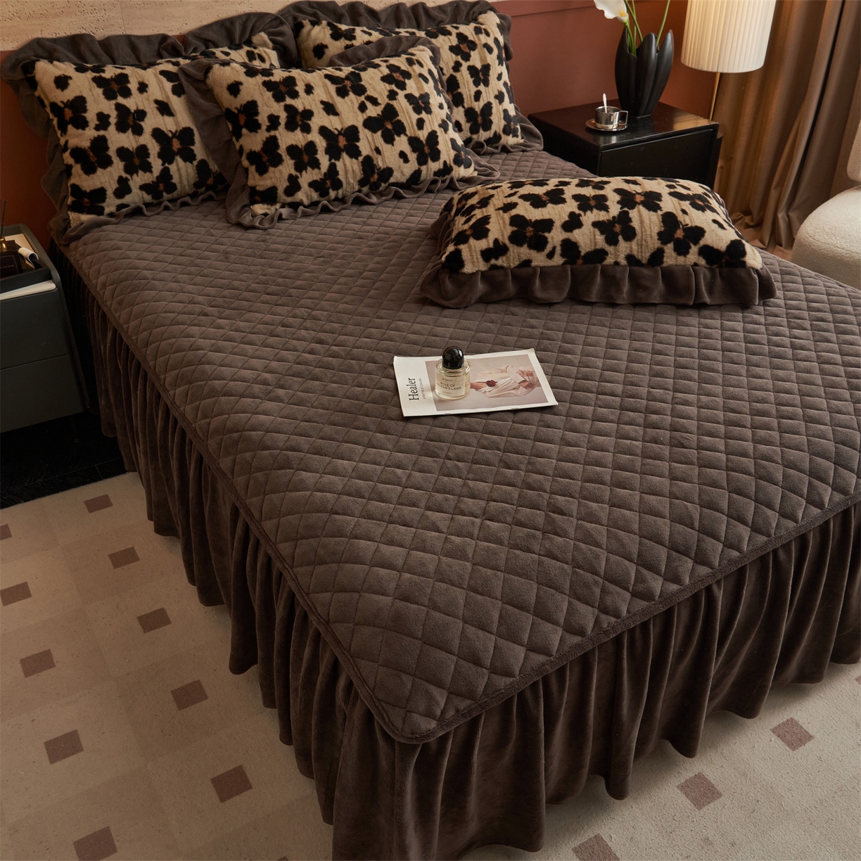 91家纺网 家纺一手货源 找家纺 金鹰 2025新款A类兔毛绒夹棉床裙四件套加厚牛奶绒四件套 梦幻蝴蝶-驼