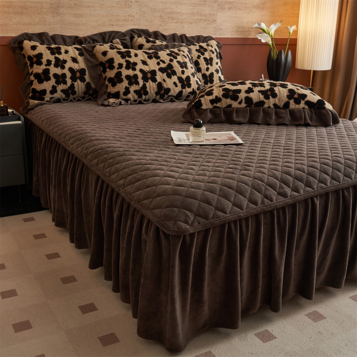 91家纺网 家纺一手货源 找家纺 金鹰 2025新款A类兔毛绒夹棉床裙四件套加厚牛奶绒四件套 梦幻蝴蝶-驼