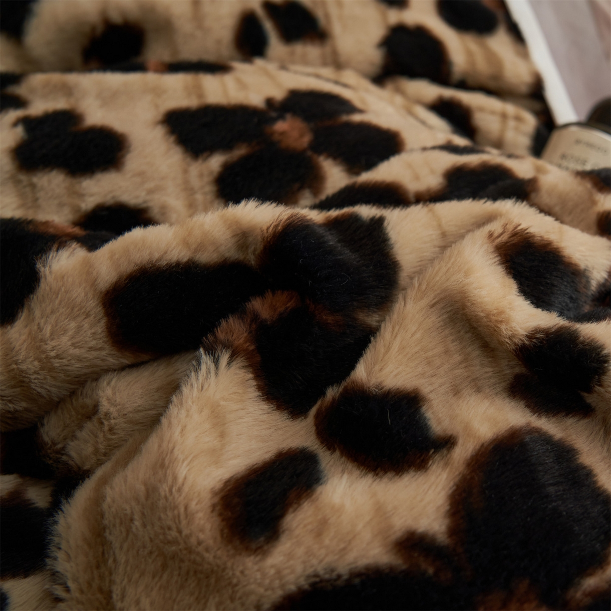 91家纺网 家纺一手货源 找家纺 金鹰 2025新款A类兔毛绒夹棉床裙四件套加厚牛奶绒四件套 梦幻蝴蝶-驼