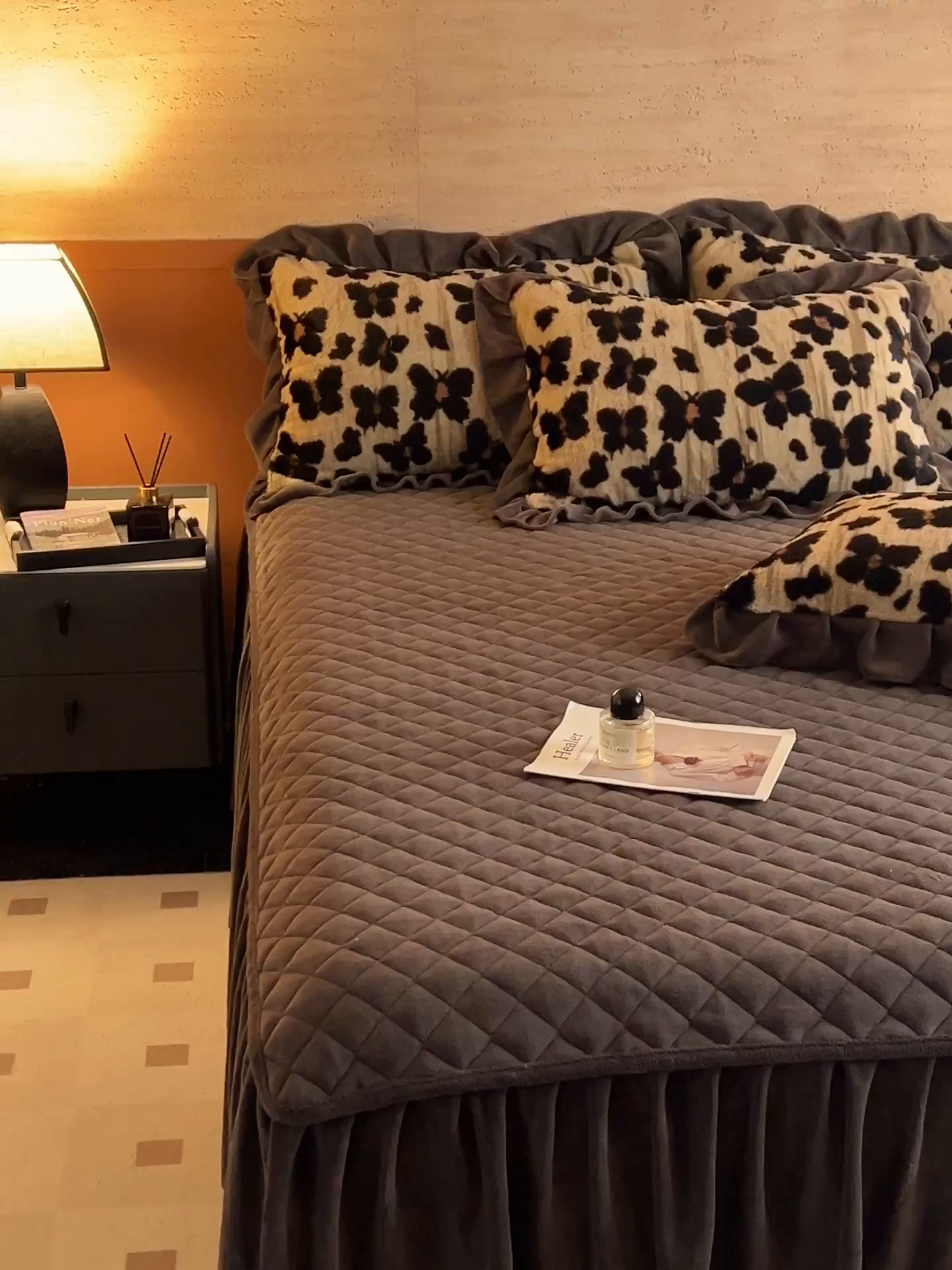 91家纺网 家纺一手货源 找家纺 金鹰 2025新款A类兔毛绒夹棉床裙四件套加厚牛奶绒四件套 梦幻蝴蝶-驼