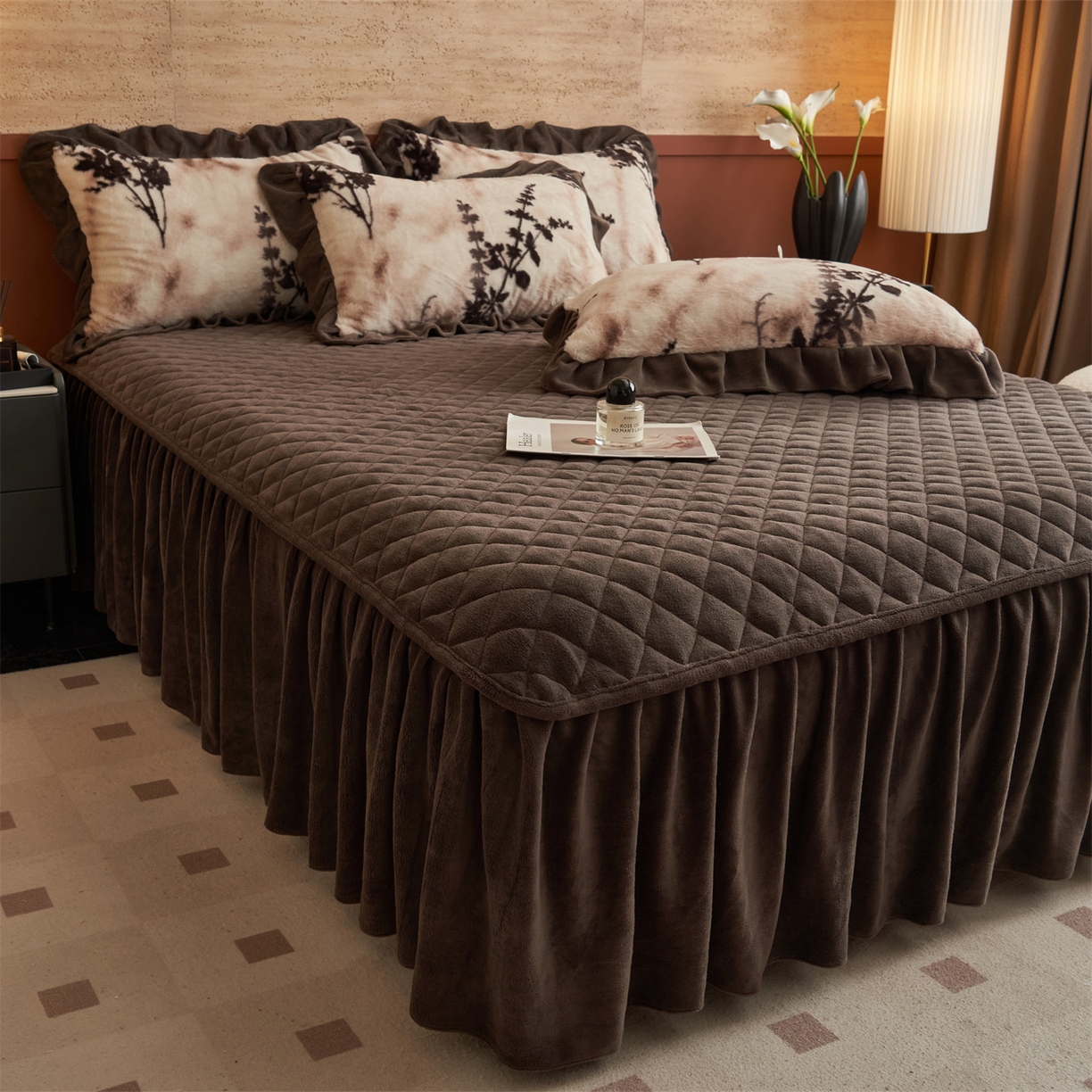 91家纺网 家纺一手货源 找家纺 金鹰 2025新款A类兔毛绒夹棉床裙四件套加厚牛奶绒四件套 舒香玉影