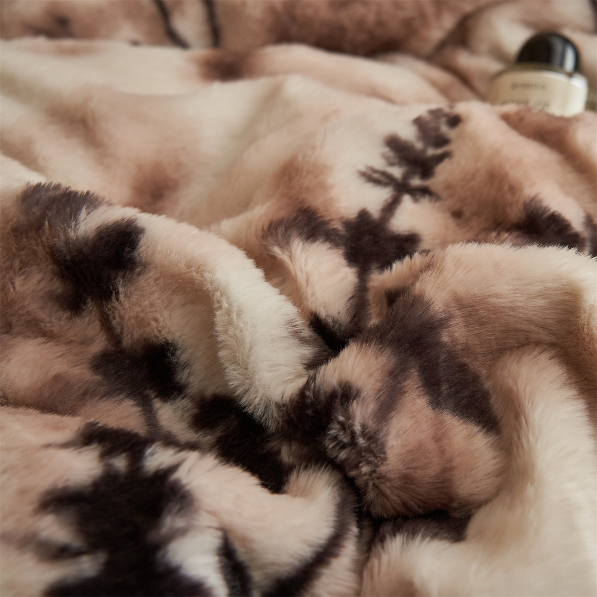 91家纺网 家纺一手货源 找家纺 金鹰 2025新款A类兔毛绒夹棉床裙四件套加厚牛奶绒四件套 舒香玉影