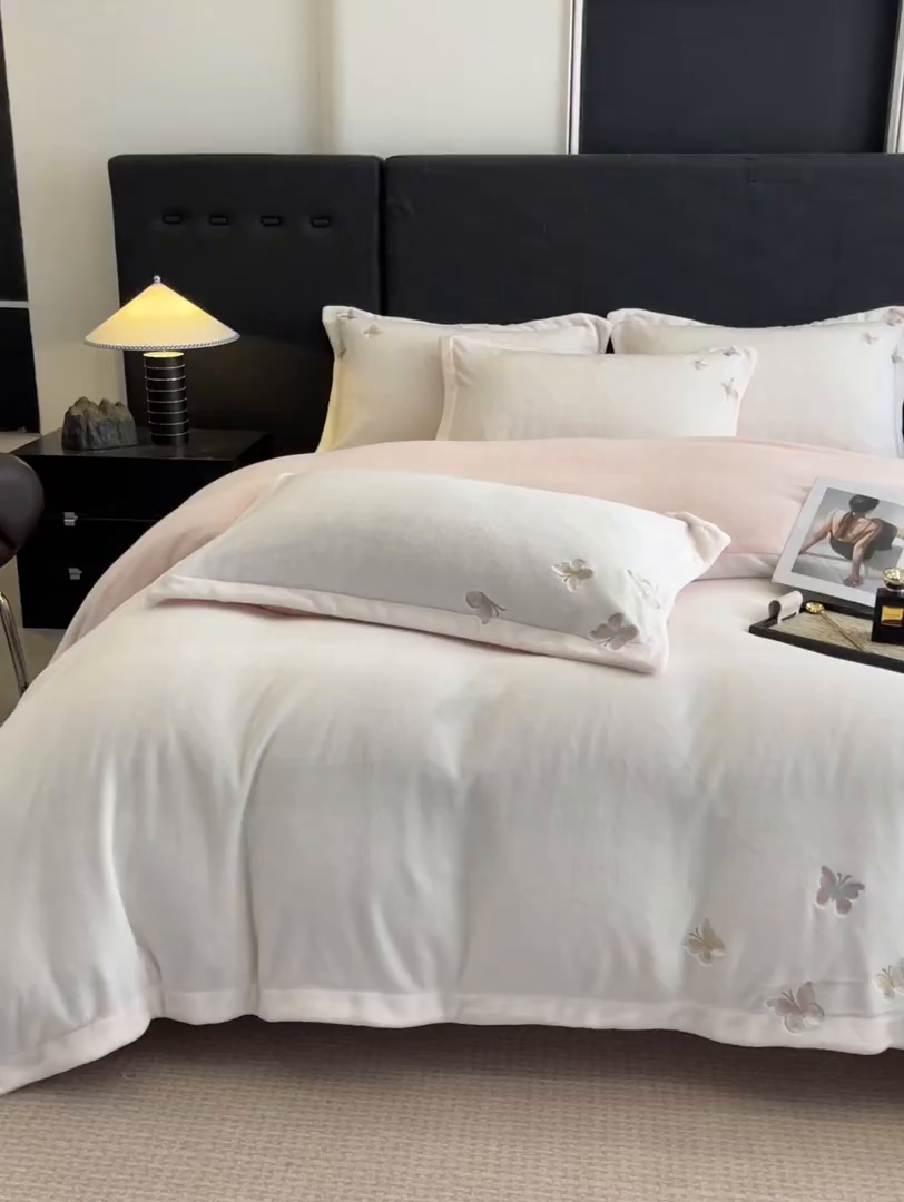 91家纺网 家纺一手货源 找家纺 （总）逸尚阁 2025新款高克重牛奶绒刺绣四件套-绒蝶恋系列