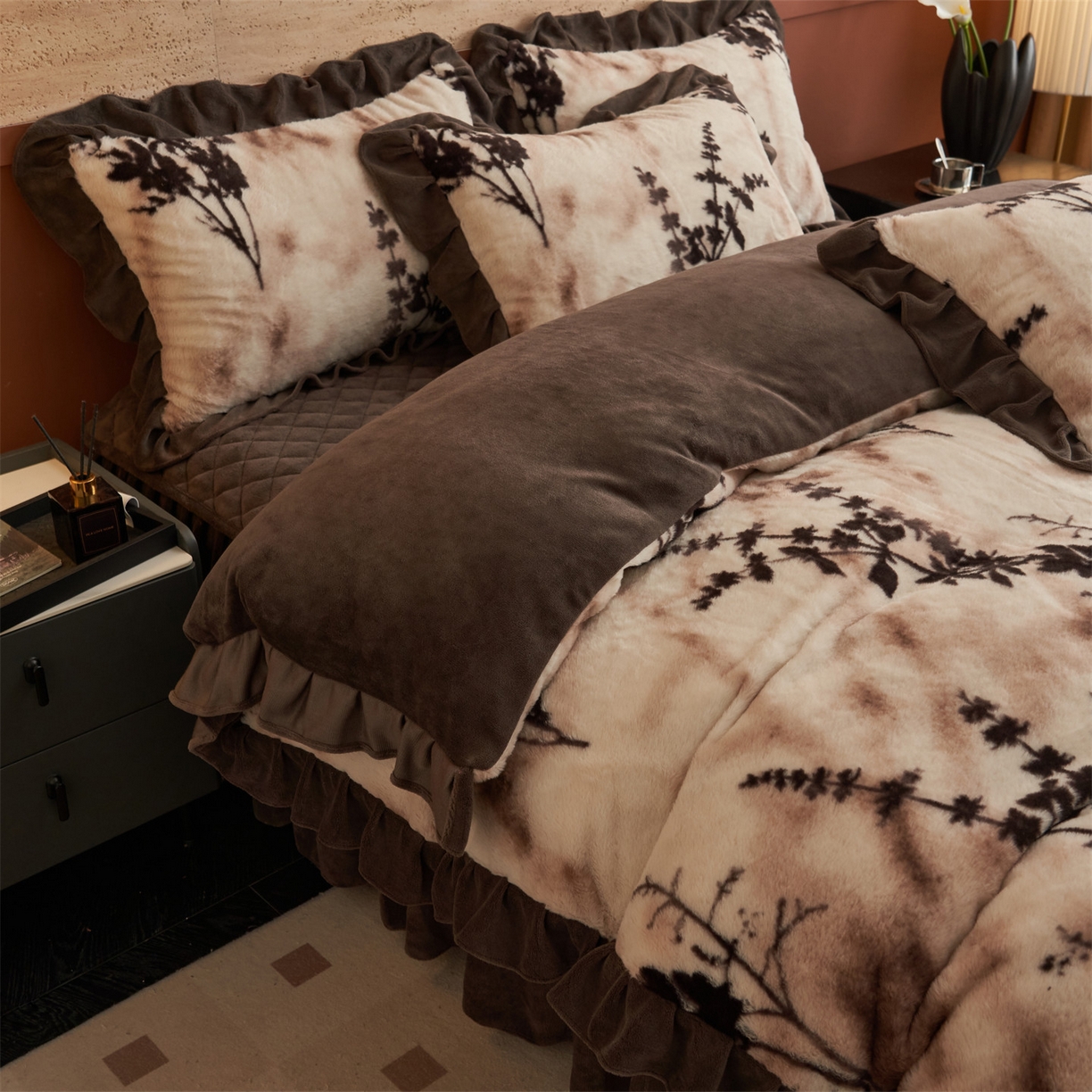 91家纺网 家纺一手货源 找家纺 金鹰 2025新款A类兔毛绒夹棉床裙四件套加厚牛奶绒四件套 舒香玉影