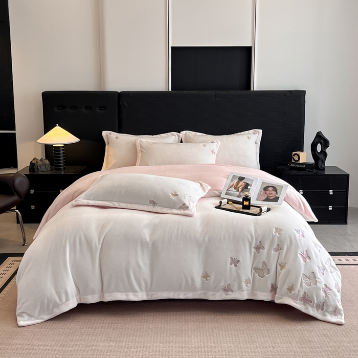 91家纺网 家纺一手货源 找家纺 （总）逸尚阁 2025新款高克重牛奶绒刺绣四件套-绒蝶恋系列