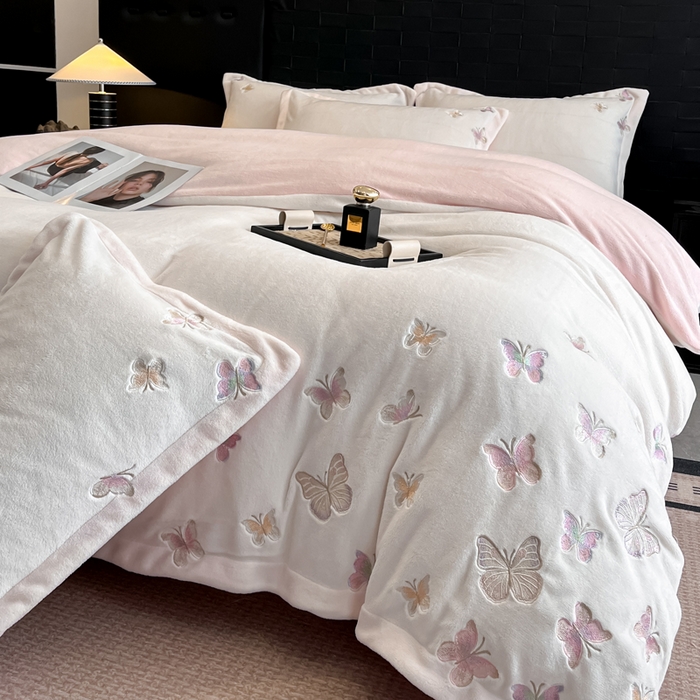 91家纺网 家纺一手货源 找家纺 （总）逸尚阁 2025新款高克重牛奶绒刺绣四件套-绒蝶恋系列