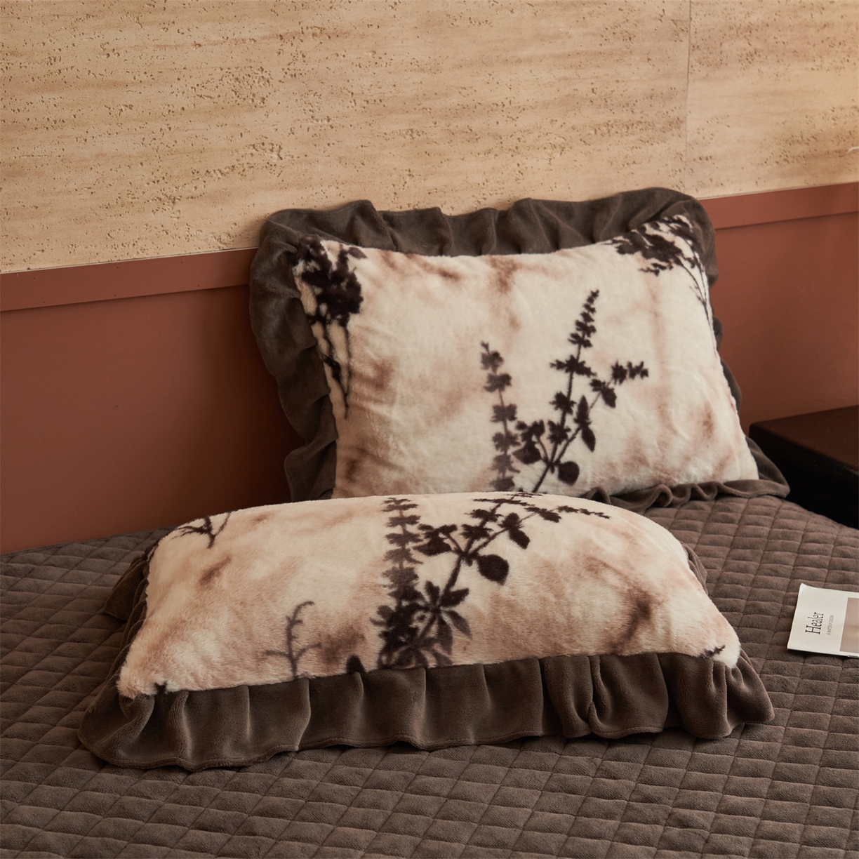 91家纺网 家纺一手货源 找家纺 金鹰 2025新款A类兔毛绒夹棉床裙四件套加厚牛奶绒四件套 舒香玉影