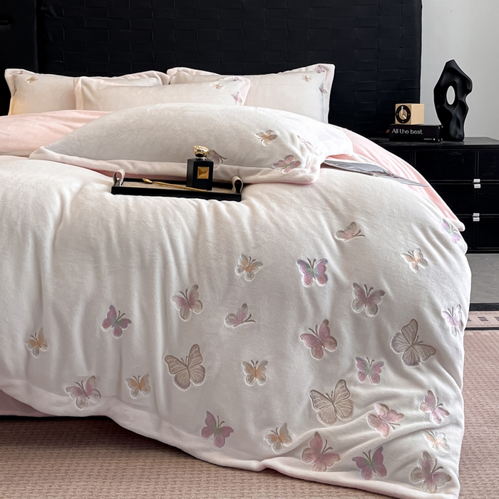 91家纺网 家纺一手货源 找家纺 （总）逸尚阁 2025新款高克重牛奶绒刺绣四件套-绒蝶恋系列