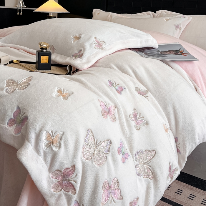 逸尚阁 2025新款高克重牛奶绒刺绣四件套-绒蝶恋系列 绒蝶恋-白粉