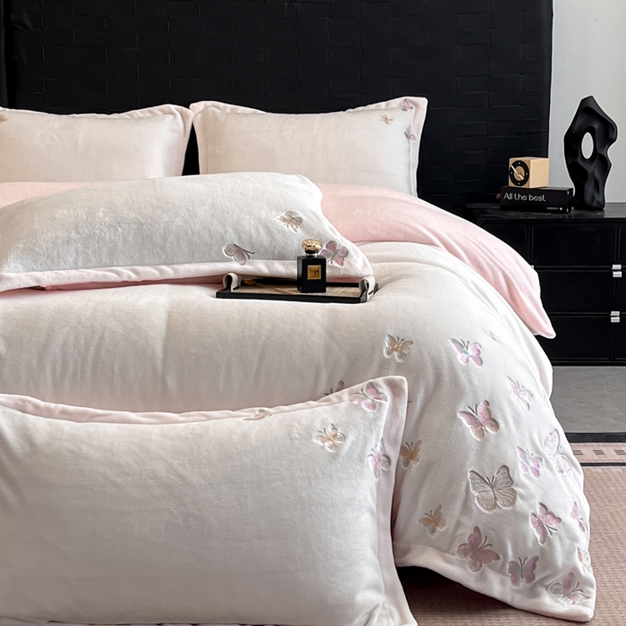 91家纺网 家纺一手货源 找家纺 逸尚阁 2025新款高克重牛奶绒刺绣四件套-绒蝶恋系列 绒蝶恋-白粉