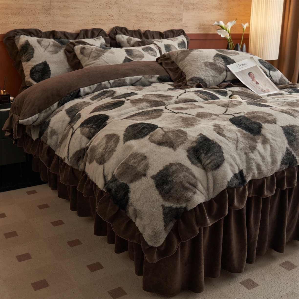 91家纺网 家纺一手货源 找家纺 金鹰 2025新款A类兔毛绒夹棉床裙四件套加厚牛奶绒四件套 叶叶深情-灰