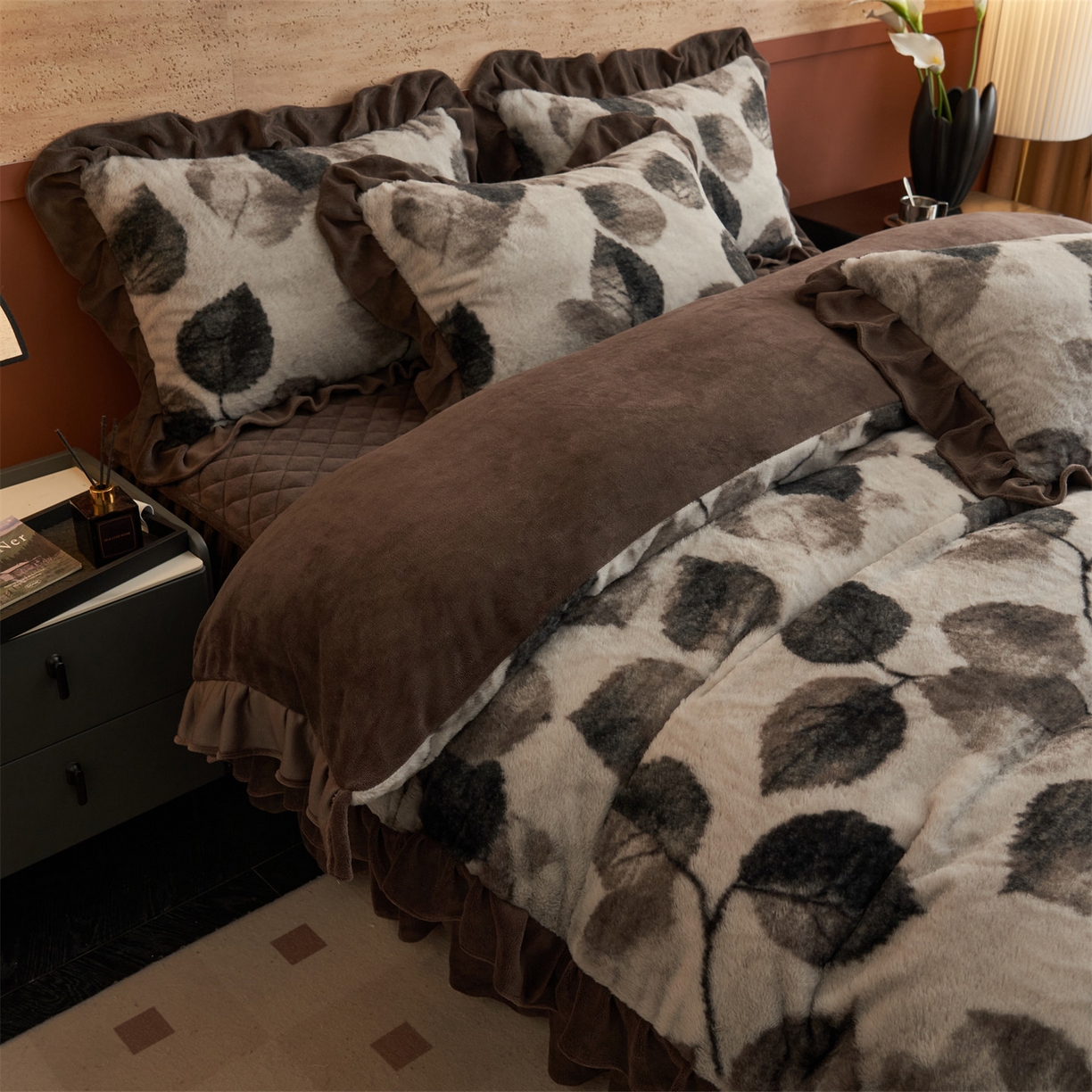 91家纺网 家纺一手货源 找家纺 金鹰 2025新款A类兔毛绒夹棉床裙四件套加厚牛奶绒四件套 叶叶深情-灰