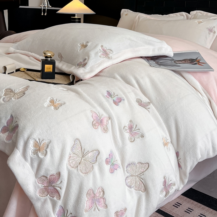 91家纺网 家纺一手货源 找家纺 逸尚阁 2025新款高克重牛奶绒刺绣四件套-绒蝶恋系列 绒蝶恋-白粉