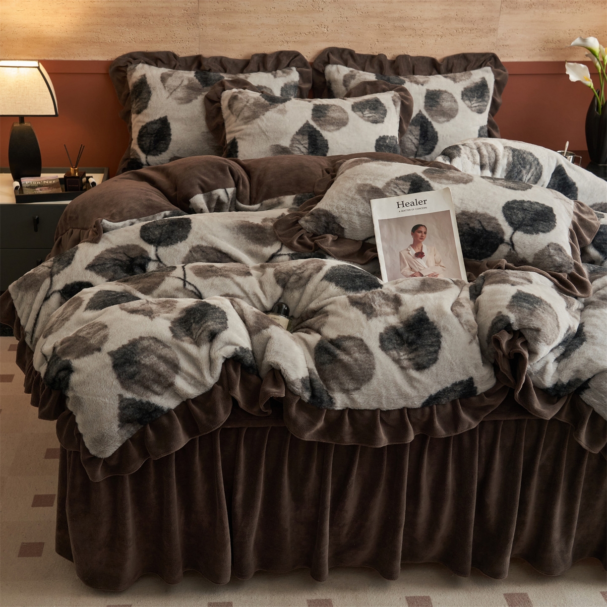 91家纺网 家纺一手货源 找家纺 金鹰 2025新款A类兔毛绒夹棉床裙四件套加厚牛奶绒四件套 叶叶深情-灰