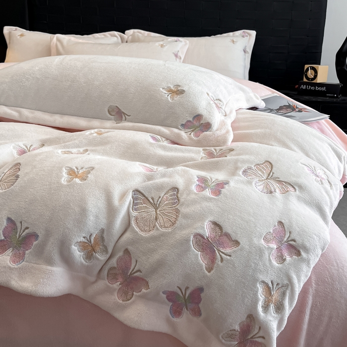 91家纺网 家纺一手货源 找家纺 逸尚阁 2025新款高克重牛奶绒刺绣四件套-绒蝶恋系列 绒蝶恋-白粉