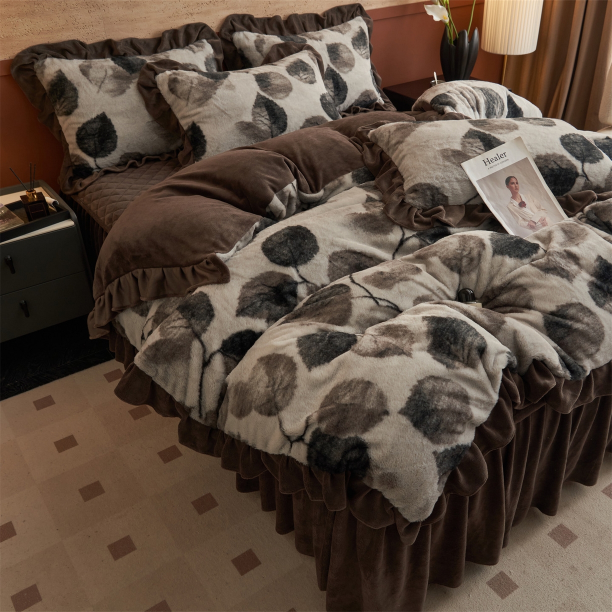 91家纺网 家纺一手货源 找家纺 金鹰 2025新款A类兔毛绒夹棉床裙四件套加厚牛奶绒四件套 叶叶深情-灰