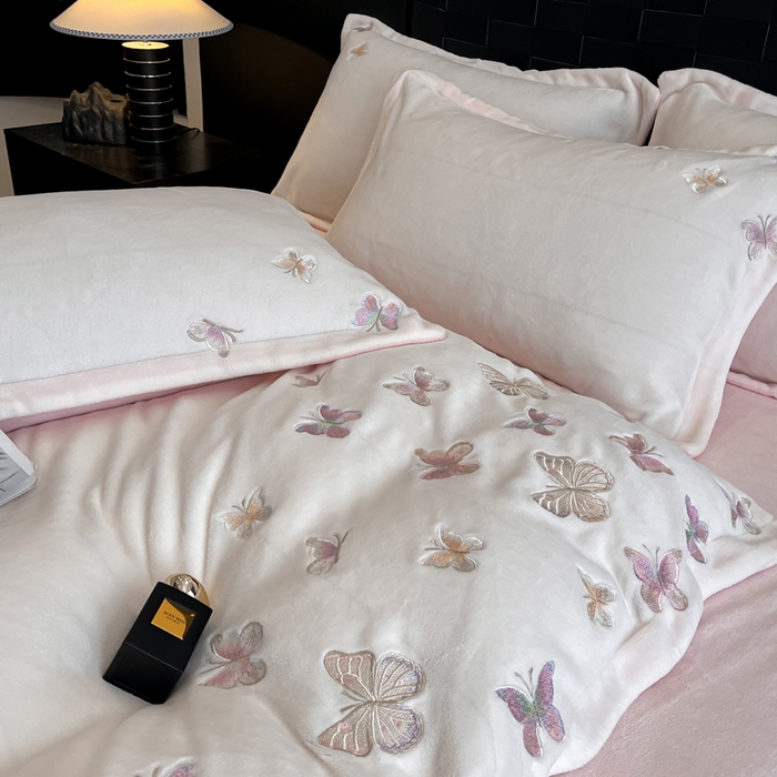 91家纺网 家纺一手货源 找家纺 逸尚阁 2025新款高克重牛奶绒刺绣四件套-绒蝶恋系列 绒蝶恋-白粉