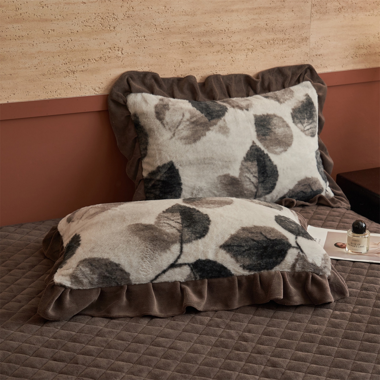 91家纺网 家纺一手货源 找家纺 金鹰 2025新款A类兔毛绒夹棉床裙四件套加厚牛奶绒四件套 叶叶深情-灰