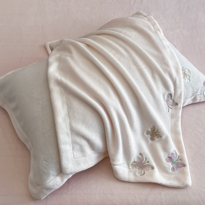 91家纺网 家纺一手货源 找家纺 逸尚阁 2025新款高克重牛奶绒刺绣四件套-绒蝶恋系列 绒蝶恋-白粉