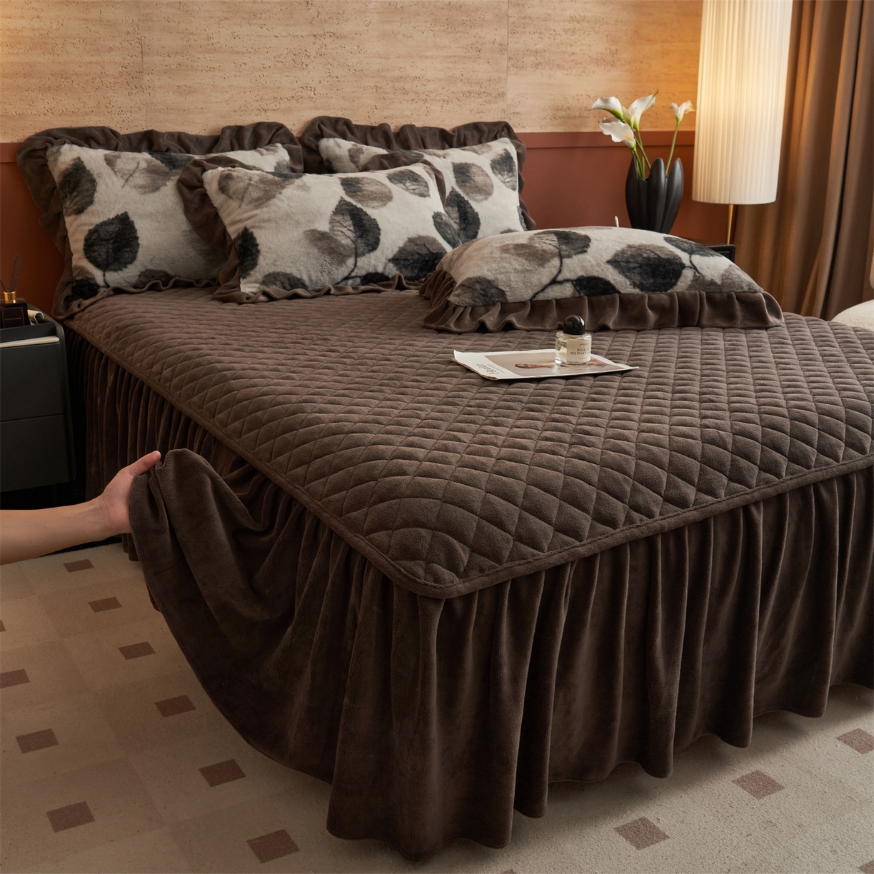 91家纺网 家纺一手货源 找家纺 金鹰 2025新款A类兔毛绒夹棉床裙四件套加厚牛奶绒四件套 叶叶深情-灰