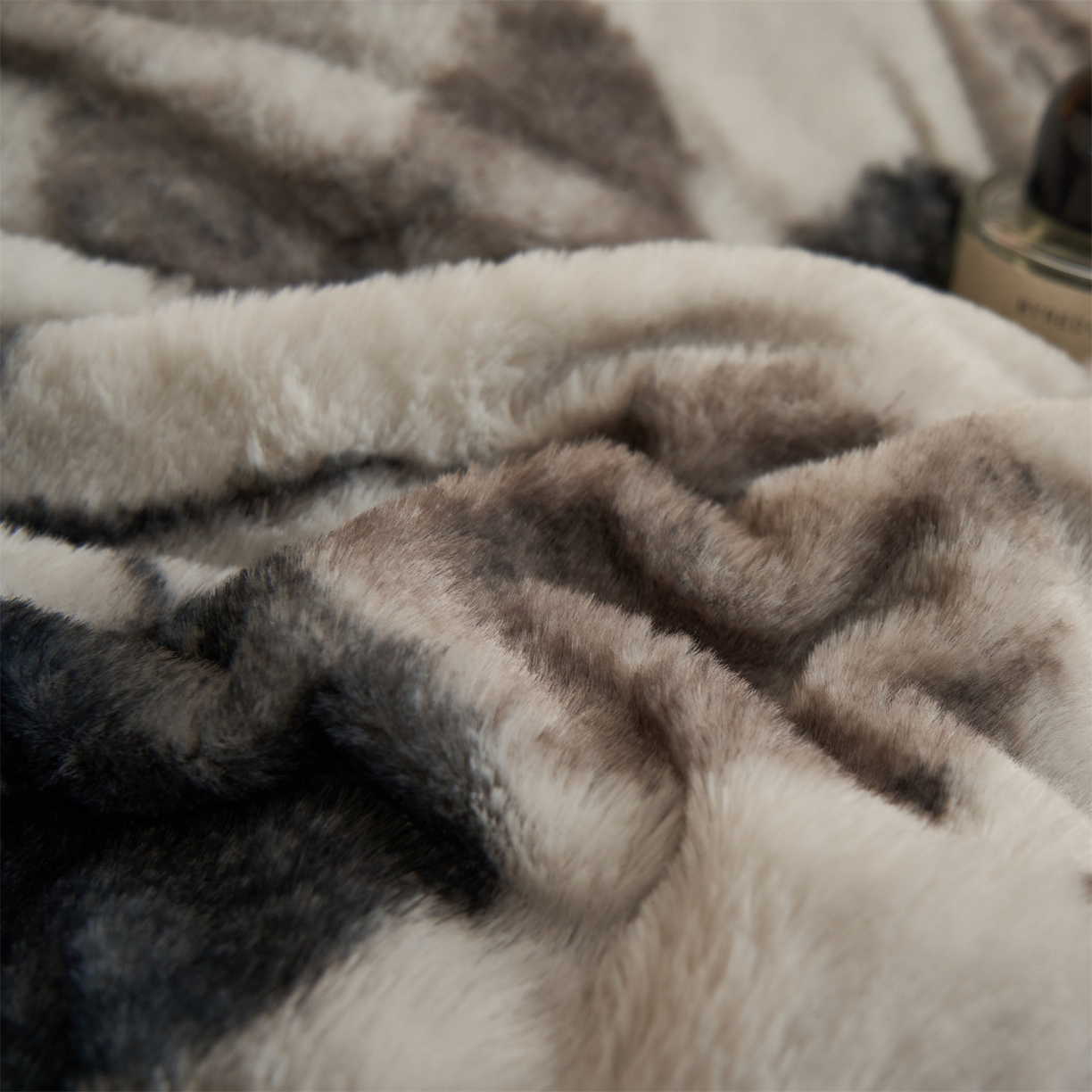 91家纺网 家纺一手货源 找家纺 金鹰 2025新款A类兔毛绒夹棉床裙四件套加厚牛奶绒四件套 叶叶深情-灰