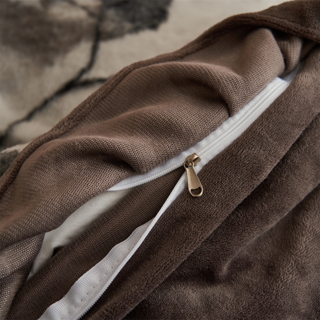 91家纺网 家纺一手货源 找家纺 金鹰 2025新款A类兔毛绒夹棉床裙四件套加厚牛奶绒四件套 叶叶深情-灰