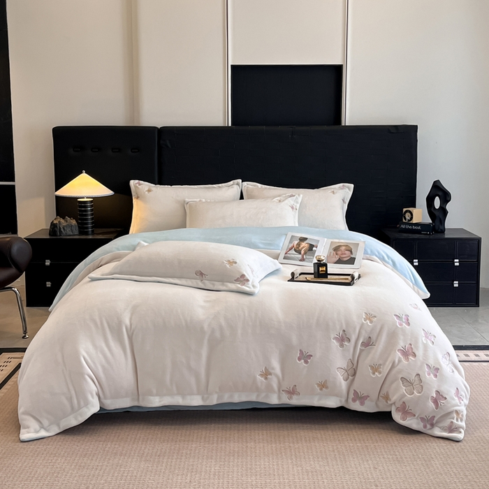 91家纺网 家纺一手货源 找家纺 逸尚阁 2025新款高克重牛奶绒刺绣四件套-绒蝶恋系列 绒蝶恋-白蓝