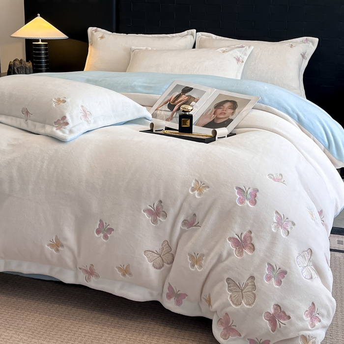 91家纺网 家纺一手货源 找家纺 逸尚阁 2025新款高克重牛奶绒刺绣四件套-绒蝶恋系列 绒蝶恋-白蓝