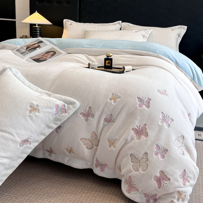 91家纺网 家纺一手货源 找家纺 逸尚阁 2025新款高克重牛奶绒刺绣四件套-绒蝶恋系列 绒蝶恋-白蓝