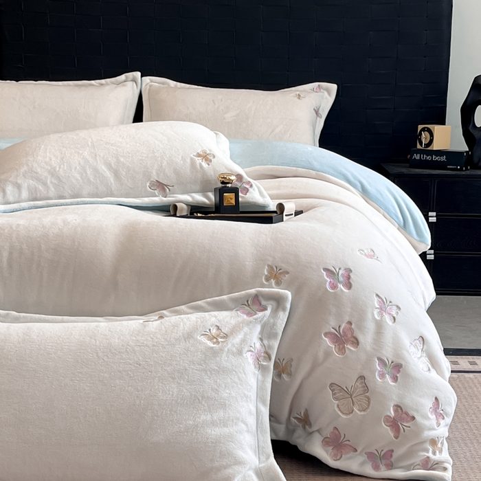 91家纺网 家纺一手货源 找家纺 逸尚阁 2025新款高克重牛奶绒刺绣四件套-绒蝶恋系列 绒蝶恋-白蓝