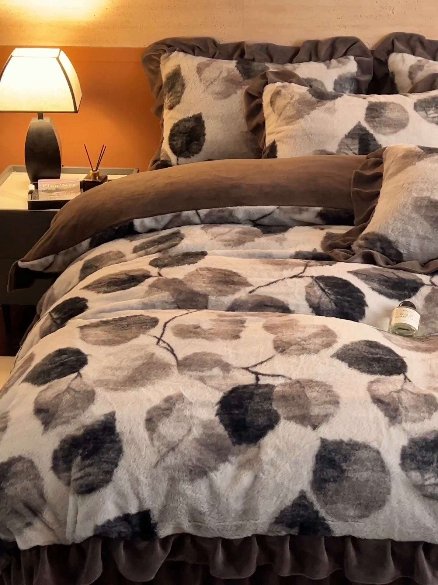 91家纺网 家纺一手货源 找家纺 金鹰 2025新款A类兔毛绒夹棉床裙四件套加厚牛奶绒四件套 叶叶深情-灰