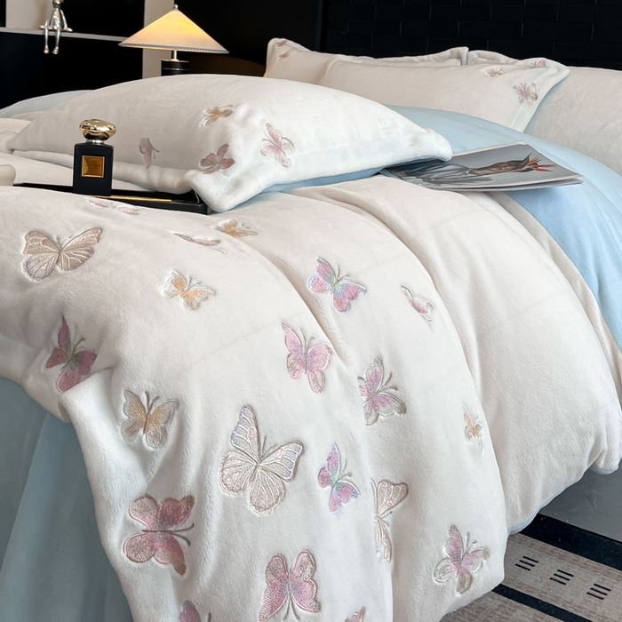 91家纺网 家纺一手货源 找家纺 逸尚阁 2025新款高克重牛奶绒刺绣四件套-绒蝶恋系列 绒蝶恋-白蓝