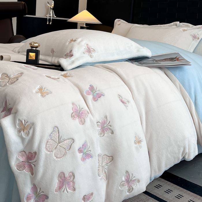 91家纺网 家纺一手货源 找家纺 逸尚阁 2025新款高克重牛奶绒刺绣四件套-绒蝶恋系列 绒蝶恋-白蓝