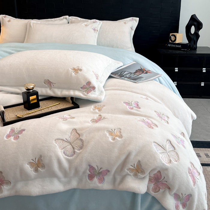 91家纺网 家纺一手货源 找家纺 逸尚阁 2025新款高克重牛奶绒刺绣四件套-绒蝶恋系列 绒蝶恋-白蓝