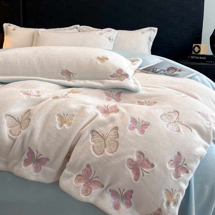 91家纺网 家纺一手货源 找家纺 逸尚阁 2025新款高克重牛奶绒刺绣四件套-绒蝶恋系列 绒蝶恋-白蓝