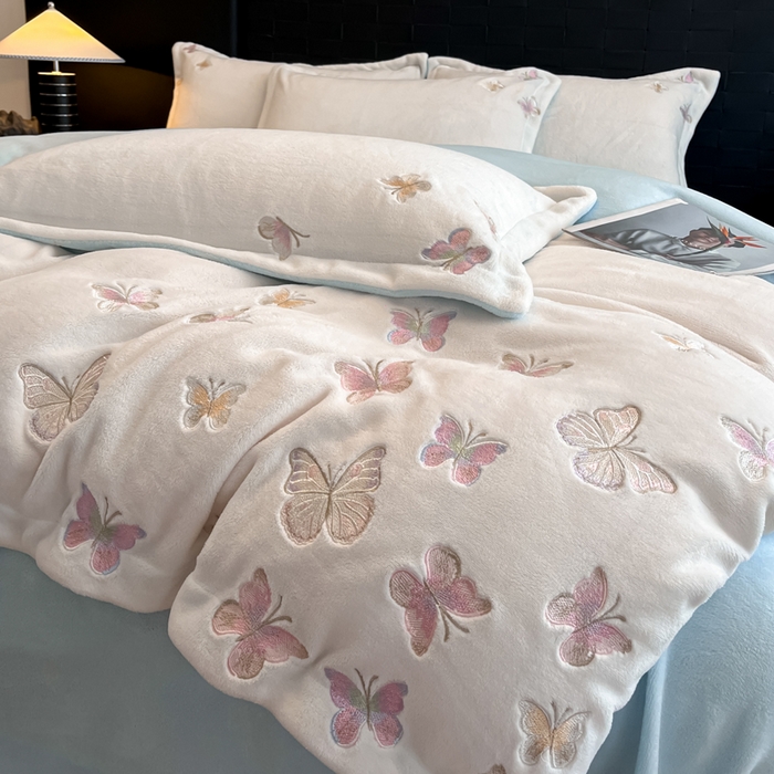 91家纺网 家纺一手货源 找家纺 逸尚阁 2025新款高克重牛奶绒刺绣四件套-绒蝶恋系列 绒蝶恋-白蓝