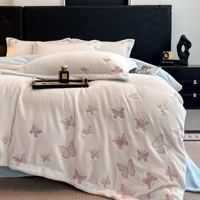 91家纺网 家纺一手货源 找家纺 逸尚阁 2025新款高克重牛奶绒刺绣四件套-绒蝶恋系列 绒蝶恋-白蓝