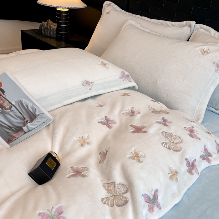 91家纺网 家纺一手货源 找家纺 逸尚阁 2025新款高克重牛奶绒刺绣四件套-绒蝶恋系列 绒蝶恋-白蓝