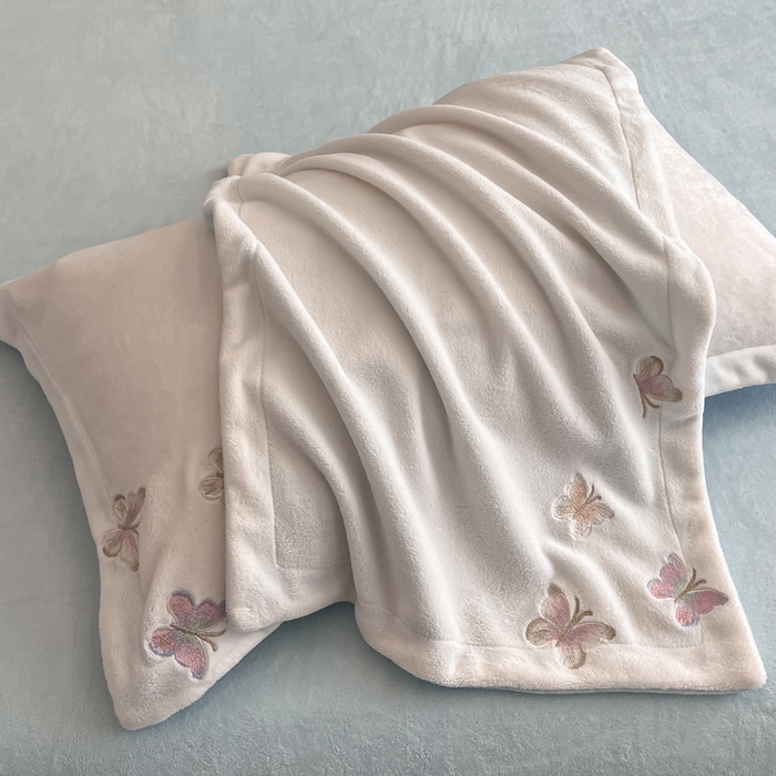 91家纺网 家纺一手货源 找家纺 逸尚阁 2025新款高克重牛奶绒刺绣四件套-绒蝶恋系列 绒蝶恋-白蓝