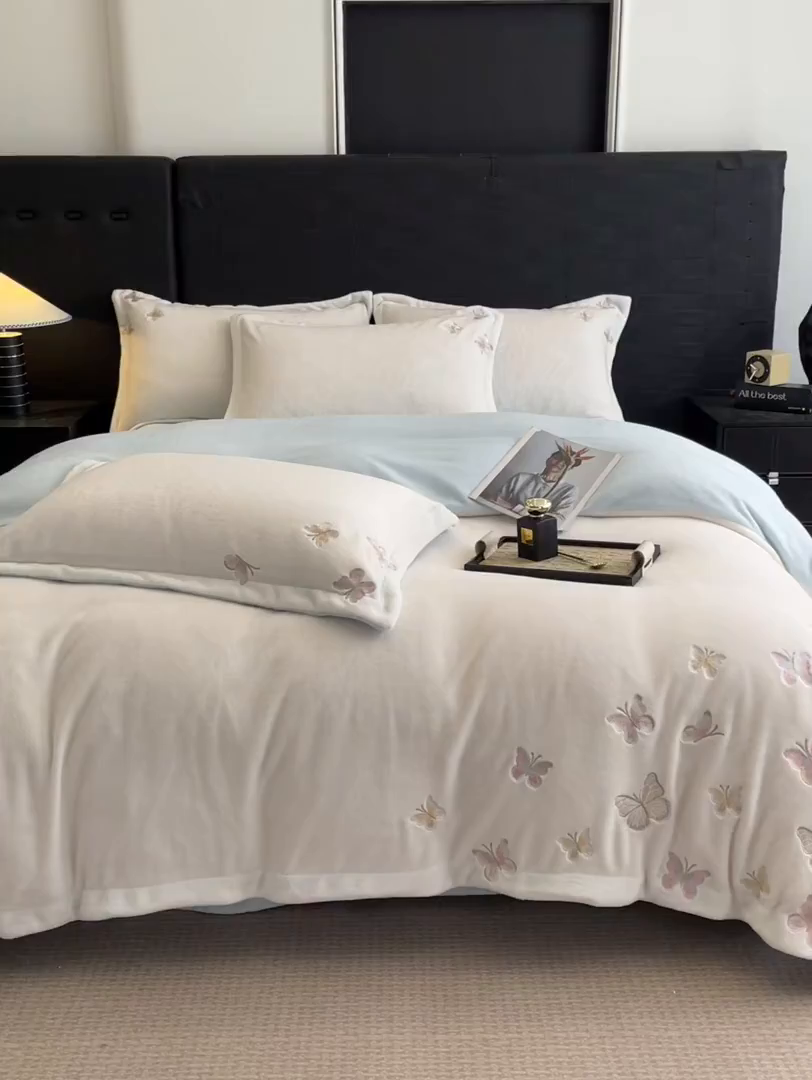 91家纺网 家纺一手货源 找家纺 逸尚阁 2025新款高克重牛奶绒刺绣四件套-绒蝶恋系列 绒蝶恋-白蓝