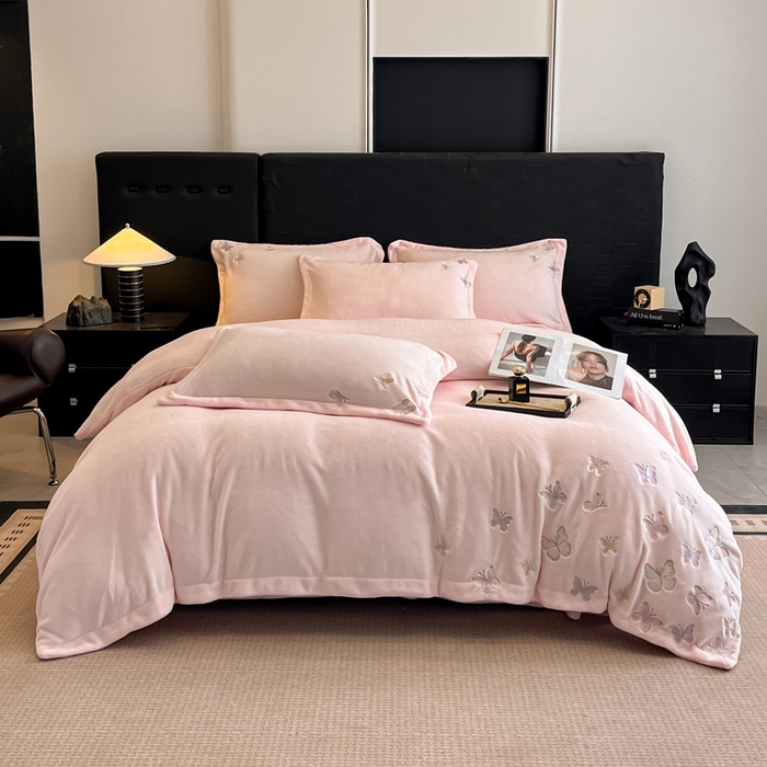 91家纺网 家纺一手货源 找家纺 逸尚阁 2025新款高克重牛奶绒刺绣四件套-绒蝶恋系列 绒蝶恋-粉玉